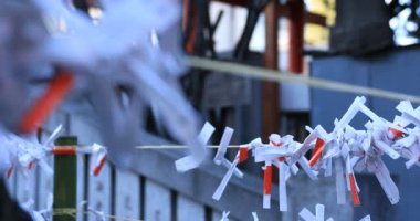 Japon geleneksel tapınağında kahinler. Shinjuku ilçesi Tokyo Japonya - 01.21.2019 : Geleneksel tapınakta Omikuji adında bir Japon kahini. kamera : Canon Eos 5d mark4