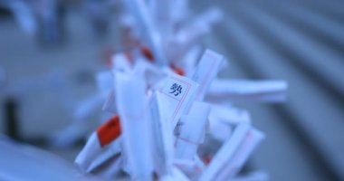 Japon geleneksel tapınağında kahinler. Shinjuku ilçesi Tokyo Japonya - 01.21.2019 : Geleneksel tapınakta Omikuji adında bir Japon kahini. kamera : Canon Eos 5d mark4