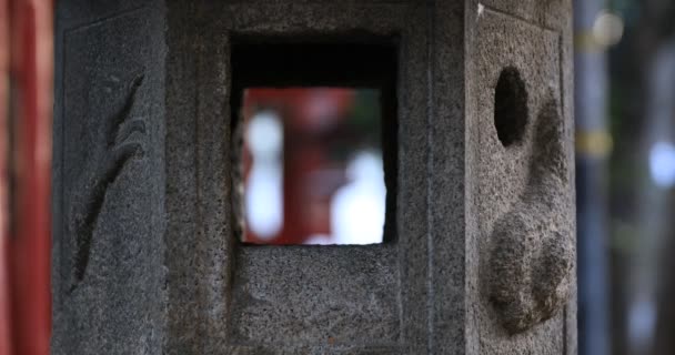 日本の伝統的な神社の提灯 東京都新宿区 2019 伝統的な神社の トゥーロウ と呼ばれる日本の提灯です カメラ キヤノンEos 5Dマーク4 — ストック動画