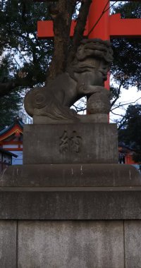 Geleneksel tapınakta heykel koruyucu köpek. Shinjuku ilçesi Tokyo Japonya - 01.21.2019 : Geleneksel türbede eski bir heykeldir. kamera : Canon Eos 5d mark4