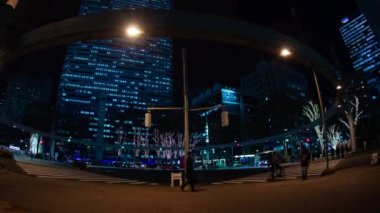 İş kasabasında gece atlamalı şehir caddesi. Shinjuku-ward Shinjuku Tokyo Japonya 01.22.2019 : Tokyo'da bir şehir konumudur. kamera : Canon Eos 5d mark4