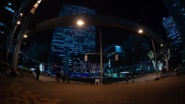 İş kasabasında gece atlamalı şehir caddesi. Shinjuku-ward Shinjuku Tokyo Japonya 01.22.2019 : Tokyo'da bir şehir konumudur. kamera : Canon Eos 5d mark4