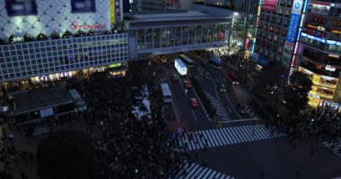 Geceleri neon kasabasında niçin geçerken meşgulüm. Shibuya ilçesi Tokyo Japonya - 01.19.2019 : Tokyo'da ünlü bir geçiş.