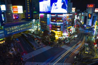 Neon kasaba yüksek açı geniş atış gece atlamalı geçiş. Shibuya ward Tokyo Japonya - 02.14.2019 : Tokyo şehrinin merkezidir. kamera : Canon Eos 5d mark4