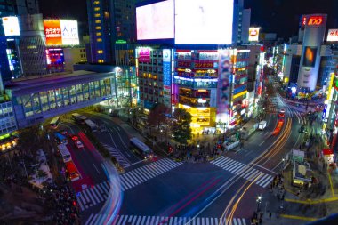 Neon kasaba yüksek açı geniş atış gece atlamalı geçiş. Shibuya ward Tokyo Japonya - 02.14.2019 : Tokyo şehrinin merkezidir. kamera : Canon Eos 5d mark4