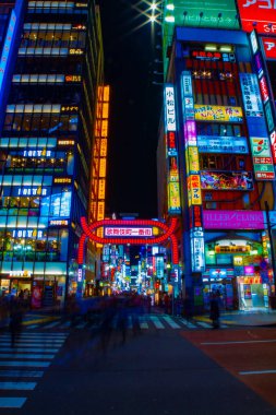 Neon kasabasında gece atlamalı sokak. Shinjuku ward Kabuki-cho Tokyo Japonya - 02.05.2019 : Tokyo şehrinin merkezidir. kamera : Canon Eos 5d mark4