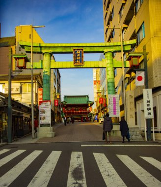 Japon geleneksel tapınağında büyük kapı. Chiyoda ilçesi Tokyo Japonya - 02.07.2019 : Geleneksel türbede Torii adı verilen geleneksel bir kapıdır. kamera : Canon Eos 5d mark4