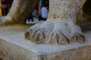 Geleneksel tapınakta heykel koruyucu köpek. Chiyoda ilçesi Tokyo Japonya - 02.07.2019 : Geleneksel türbede eski bir heykeldir. kamera : Canon Eos 5d mark4