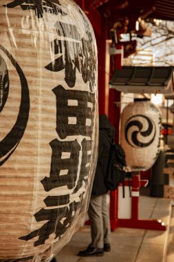 Geleneksel Japon tapınağında fener. Chiyoda bölgesi Tokyo - 02.07.2019 geleneksel tapınakta CHOCHIN adında bir Japon feneri. Fener metin festivalinin çevirisi. kamera