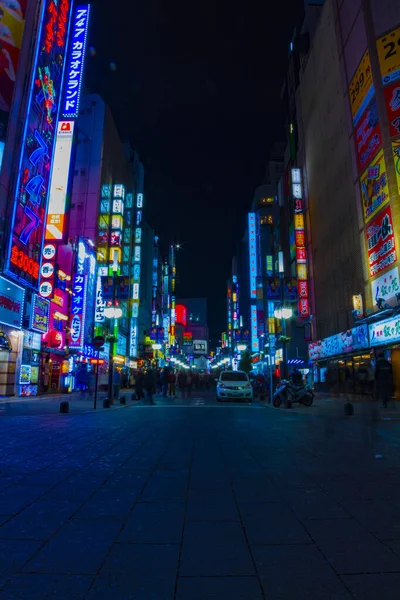 ネオンの町の夜の時間の経過通り 東京都新宿区歌舞伎町 2019 都心の中心地です カメラ キヤノンEos 5Dマーク4 — ストック写真