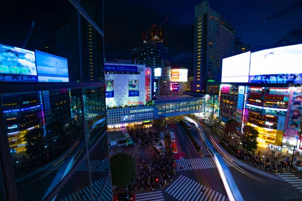 ネオンタウン高角ワイドショットで夜間経過交差点 東京都渋谷区 2019 都心の中心地です カメラ キヤノンEos 5Dマーク4 — ストック写真