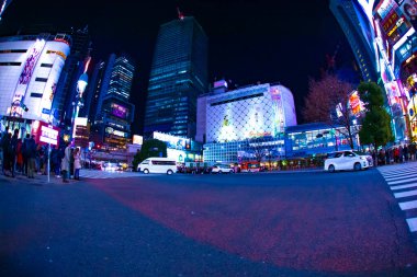 Neon kasabasında gece gezintisi. Shibuya Ward Tokyo Japonya - 02.14.2019: Tokyo 'nun merkezidir. Kamera: Canon EOS 5D işaret 4