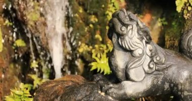 Geleneksel tapınaktaki heykel koruyucu köpek odaklanıyor. Chiyoda bölgesi Tokyo - 02.07.2019: Geleneksel tapınakta bulunan eski bir heykel. Kamera: Canon EOS 5D işaret 4