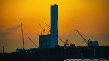 Alacakaranlıkta yapım aşamasında ki hareketli vinçlerin zaman atlamalı. Kouto district Ariake Tokyo Japan - 02.18.2019 kamera : Canon Eos 5d mark4