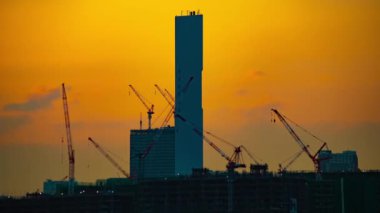 Alacakaranlıkta yapım aşamasında ki hareketli vinçlerin zaman atlamalı. Kouto district Ariake Tokyo Japan - 02.18.2019 kamera : Canon Eos 5d mark4