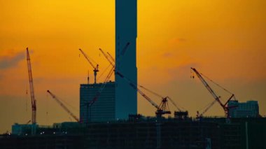 Alacakaranlıkta yapım aşamasında ki hareketli vinçlerin zaman atlamalı. Kouto district Ariake Tokyo Japan - 02.18.2019 kamera : Canon Eos 5d mark4