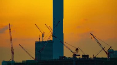 Alacakaranlıkta yapım aşamasında ki hareketli vinçlerin zaman atlamalı. Kouto district Ariake Tokyo Japan - 02.18.2019 kamera : Canon Eos 5d mark4