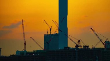 Alacakaranlıkta yapım aşamasında ki hareketli vinçlerin zaman atlamalı. Kouto district Ariake Tokyo Japan - 02.18.2019 kamera : Canon Eos 5d mark4