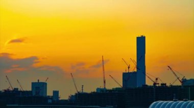 Alacakaranlıkta yapım aşamasında vinçler hareketli bir zaman atlamalı geniş atış. Kouto district Ariake Tokyo Japan - 02.18.2019 kamera : Canon Eos 5d mark4