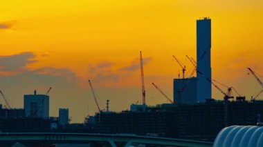 Alacakaranlıkta yapım aşamasında vinçler hareketli bir zaman atlamalı geniş atış. Kouto district Ariake Tokyo Japan - 02.18.2019 kamera : Canon Eos 5d mark4