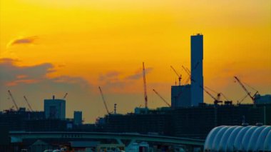 Alacakaranlıkta yapım aşamasında vinçler hareketli bir zaman atlamalı geniş atış. Kouto district Ariake Tokyo Japan - 02.18.2019 kamera : Canon Eos 5d mark4