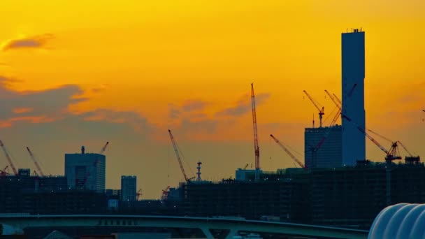 夕暮れワイドショットで建設中のクレーンを移動する時間経過 高東地区有明東京 2019 カメラ キヤノンEos Mark4 — ストック動画