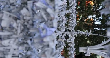 Japon geleneksel tapınağı dikey çekimlerinde kahinler. Chiyoda bölgesi Tokyo - 02.07.2019: Geleneksel tapınakta OMIKUJI adında bir Japon kahin. Kahinlerin metin servetine çeviri