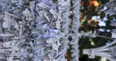 Japon geleneksel tapınağı dikey çekimlerinde kahinler. Chiyoda bölgesi Tokyo - 02.07.2019: Geleneksel tapınakta OMIKUJI adında bir Japon kahin. Kahinlerin metin servetine çeviri