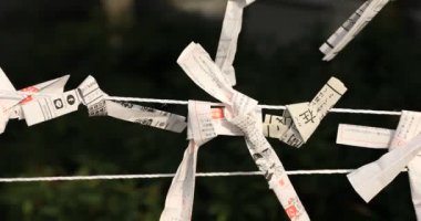 Japon geleneksel tapınaklarında kahinler. Chiyoda bölgesi Tokyo - 02.07.2019: Geleneksel tapınakta OMIKUJI adında bir Japon kahin. Kahinlerin metin servetinin çevirisi. kamera