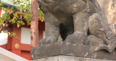 Geleneksel tapınakta koruyucu köpek heykeli. Chiyoda bölgesi Tokyo - 02.07.2019: Geleneksel tapınakta bulunan eski bir heykel. Kamera: Canon EOS 5D işaret 4