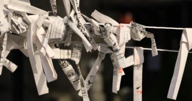 Japon geleneksel tapınağındaki kahinler. Chiyoda bölgesi Tokyo - 02.07.2019: Geleneksel tapınakta OMIKUJI adında bir Japon kahin. Kahinlerin metin servetine çeviri