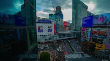 Ünlü yüksek açı kavşağının gündüz vakti geniş açılı bir çekim zamanı. Shibuya Ward Tokyo Japonya - 02.14.2019: Tokyo 'nun merkezidir. Kamera: Canon EOS 5D işaret 4