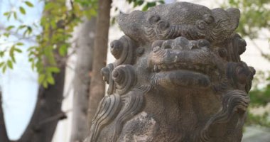 Geleneksel tapınakta koruyucu köpek heykeli. Chiyoda bölgesi Tokyo - 02.07.2019: Geleneksel tapınakta bulunan eski bir heykel. Kamera: Canon EOS 5D işaret 4