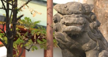 Geleneksel tapınak boşluğunda heykel bekçi köpeği. Chiyoda bölgesi Tokyo - 02.07.2019: Geleneksel tapınakta bulunan eski bir heykel. Kamera: Canon EOS 5D işaret 4