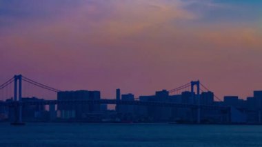 İş kasabası pansiyonunda, körfez yakınlarında gün batımının zamanı. Kouto Bölgesi Ariake Tokyo - 04.18.2019