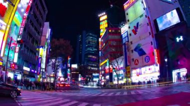 Neon Kasabası 'nda gece geçişi geniş açılı zoom. Shibuya Ward Tokyo Japonya - 02.14.2019: Tokyo 'nun merkezidir. Kamera: Canon EOS 5D işaret 4