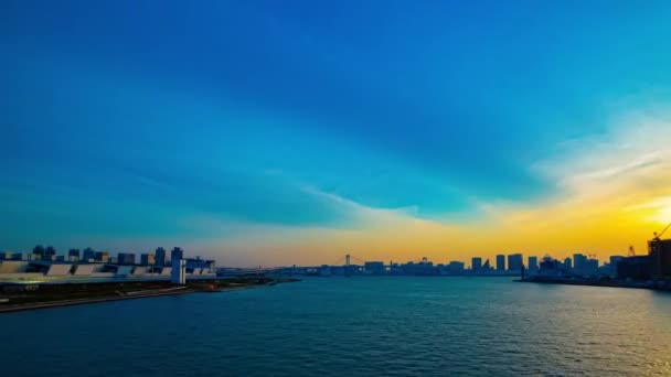 Een Tijdspanne Van Zonsondergang Buurt Van Baai Bij Zakelijke Stad — Stockvideo