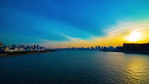 Een Tijdspanne Van Zonsondergang Buurt Van Baai Bij Zakelijke Stad — Stockvideo