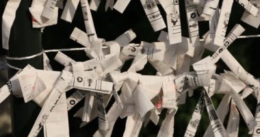 Japon geleneksel tapınağındaki kahinler. Chiyoda bölgesi Tokyo - 02.07.2019: Geleneksel tapınakta OMIKUJI adında bir Japon kahin. Kahinlerin metin servetine çeviri