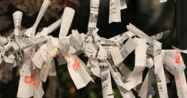 Japon geleneksel tapınağındaki kahinler. Chiyoda bölgesi Tokyo - 02.07.2019: Geleneksel tapınakta OMIKUJI adında bir Japon kahin. Kahinlerin metin servetine çeviri
