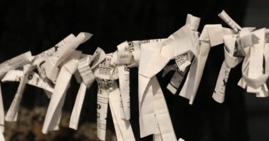 Japon geleneksel tapınağındaki kahinler. Chiyoda bölgesi Tokyo - 02.07.2019: Geleneksel tapınakta OMIKUJI adında bir Japon kahin. Kahinlerin metin servetine çeviri