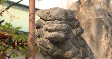 Geleneksel tapınakta koruyucu köpek heykeli. Chiyoda bölgesi Tokyo - 02.07.2019: Geleneksel tapınakta bulunan eski bir heykel. Kamera: Canon EOS 5D işaret 4