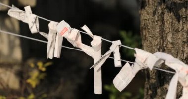 Japon geleneksel tapınağındaki kahinler. Chiyoda bölgesi Tokyo - 02.07.2019: Geleneksel tapınakta OMIKUJI adında bir Japon kahin. Kahinlerin metin servetine çeviri