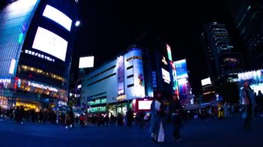 Neon Kasabası 'nda gece geçişi geniş açıdan çekiliyor. Shibuya Ward Tokyo Japonya - 02.14.2019: Tokyo 'nun merkezidir. Kamera: Canon EOS 5D işaret 4