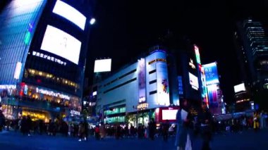 Neon Kasabası 'nda gece geçişi geniş açılı zoom. Shibuya Ward Tokyo Japonya - 02.14.2019: Tokyo 'nun merkezidir. Kamera: Canon EOS 5D işaret 4
