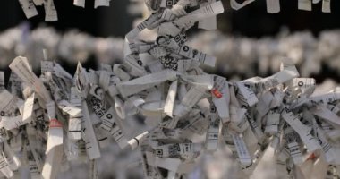 Japon geleneksel tapınağındaki kahinler. Chiyoda bölgesi Tokyo - 02.07.2019: Geleneksel tapınakta OMIKUJI adında bir Japon kahin. Kahinlerin metin servetine çeviri