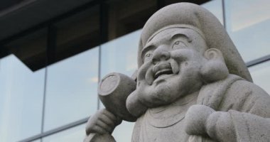 Geleneksel tapınak boşluğunda koruyucu melek heykeli. Chiyoda bölgesi Tokyo - 02.07.2019: Geleneksel tapınakta bulunan eski bir heykel. Kamera: Canon EOS 5D işaret 4