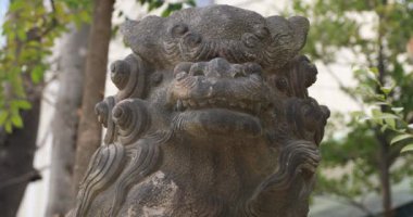 Geleneksel tapınakta koruyucu köpek heykeli. Chiyoda bölgesi Tokyo - 02.07.2019: Geleneksel tapınakta bulunan eski bir heykel. Kamera: Canon EOS 5D işaret 4