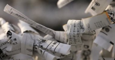 Japon geleneksel tapınağında kahinler toplanıyor. Chiyoda bölgesi Tokyo - 02.07.2019: Geleneksel tapınakta OMIKUJI adında bir Japon kahin. Kahinlerin metin servetine çeviri