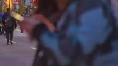 Elektrik kasabasındaki şehir merkezindeki caddenin bir zaman atlamalı. Chiyoda ilçe Akihabara Tokyo Japonya - 01.27.2019 kamera : Canon Eos 5d mark4